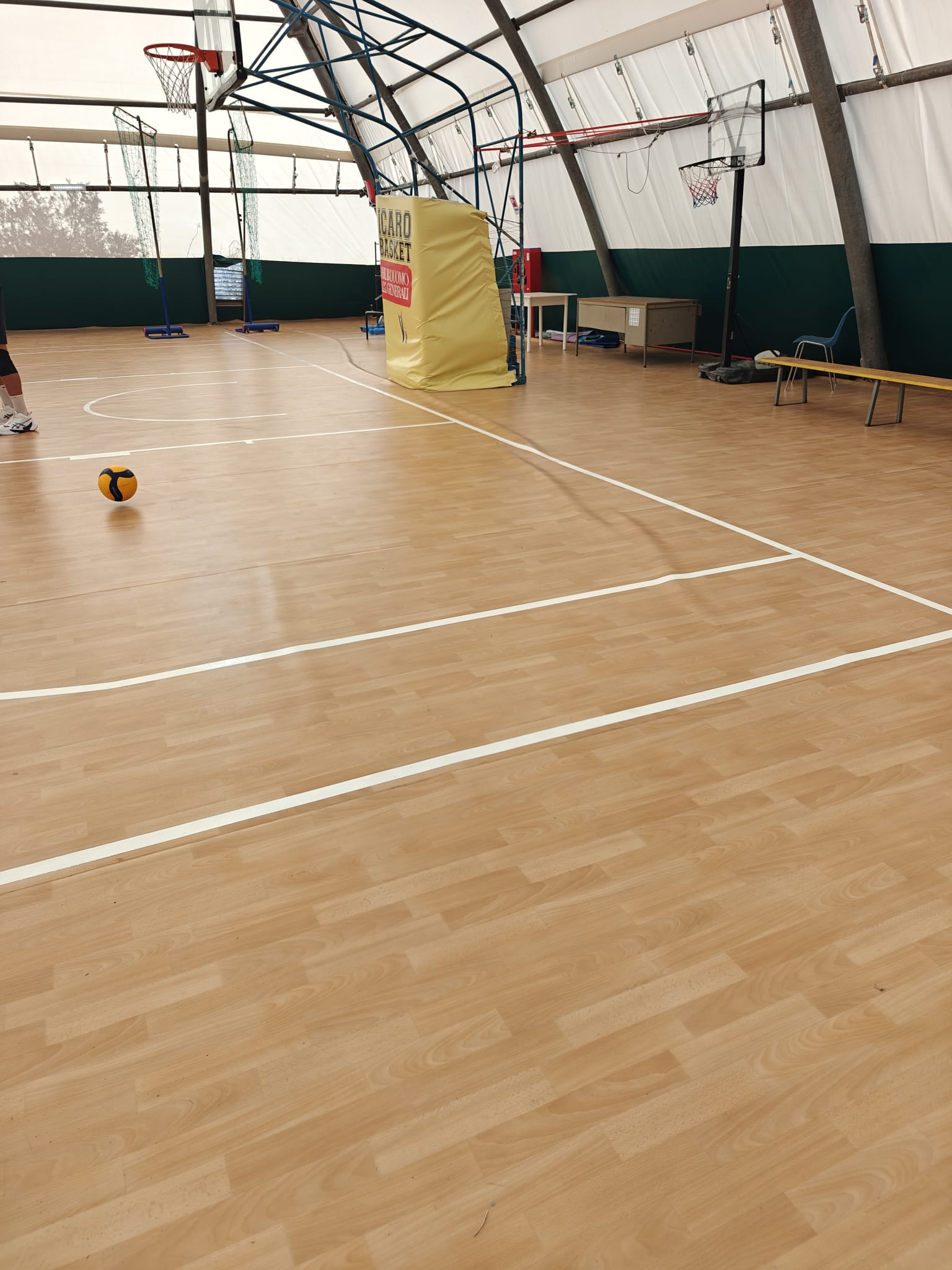 Pallone tenda di Sciacca, parquet rigonfio e infiltrazioni: la segnalazione di un lettore