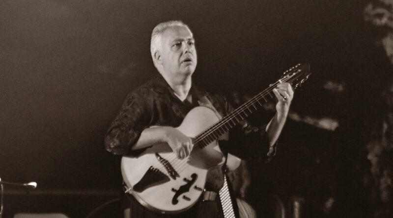 Teatro dell’Efebo, stasera Francesco Buzzurro con la sua “Orchestra a sei corde”
