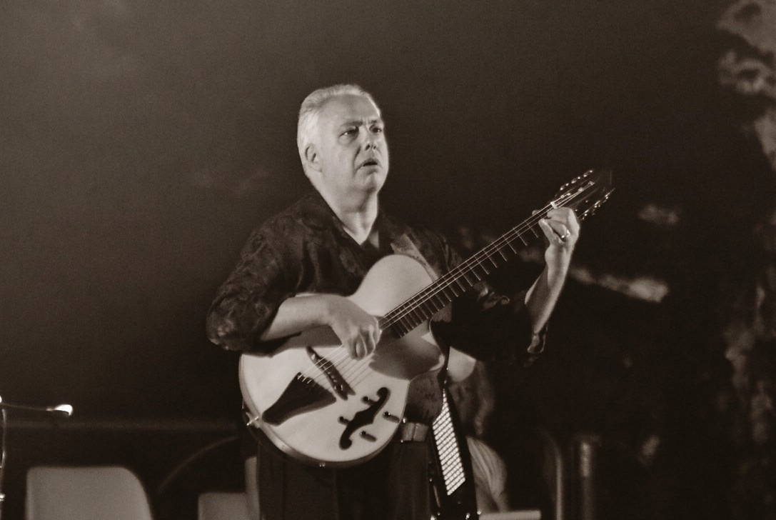 Teatro dell’Efebo, stasera Francesco Buzzurro con la sua “Orchestra a sei corde”
