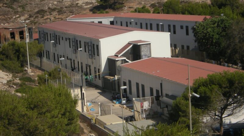 Lampedusa, sbarcati 58 migranti soccorsi in mare da una Ong