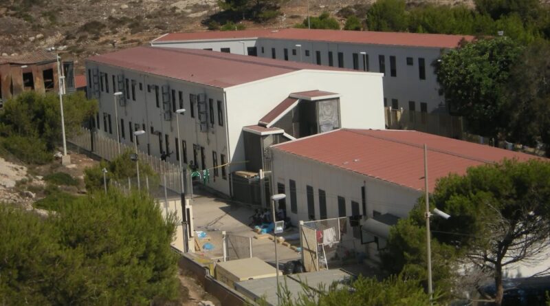 Lampedusa, soccorsi e sbarcati 18 migranti a bordo di un barcone