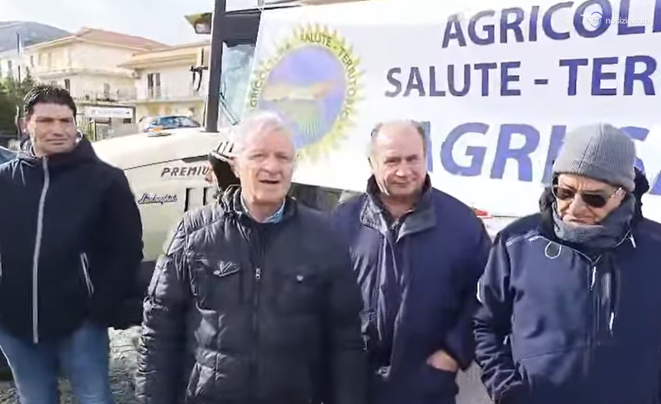 Caro carburanti, protesta degli agricoltori sulla Palermo-Agrigento