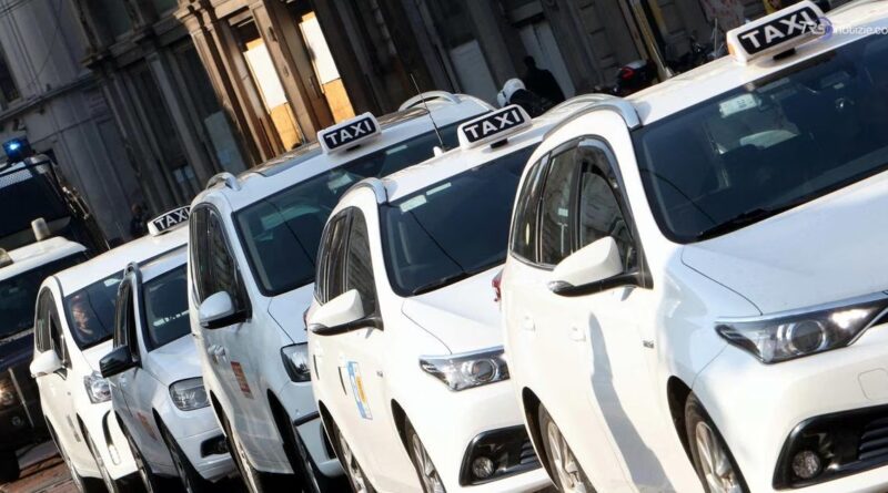 Sit-in dei taxi a Napoli contro rincari