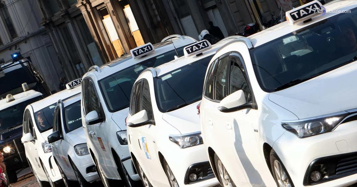 Sit-in dei taxi a Napoli contro rincari