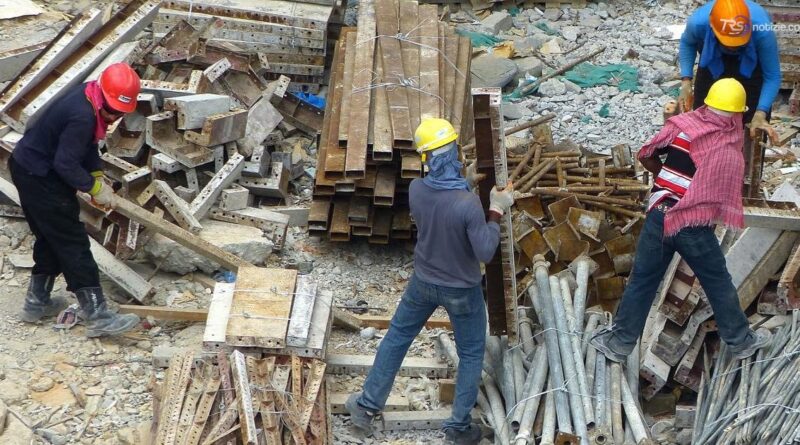 Operaio morto a Caivano, la moglie: “Voglio giustizia”. Lavorava su un tetto