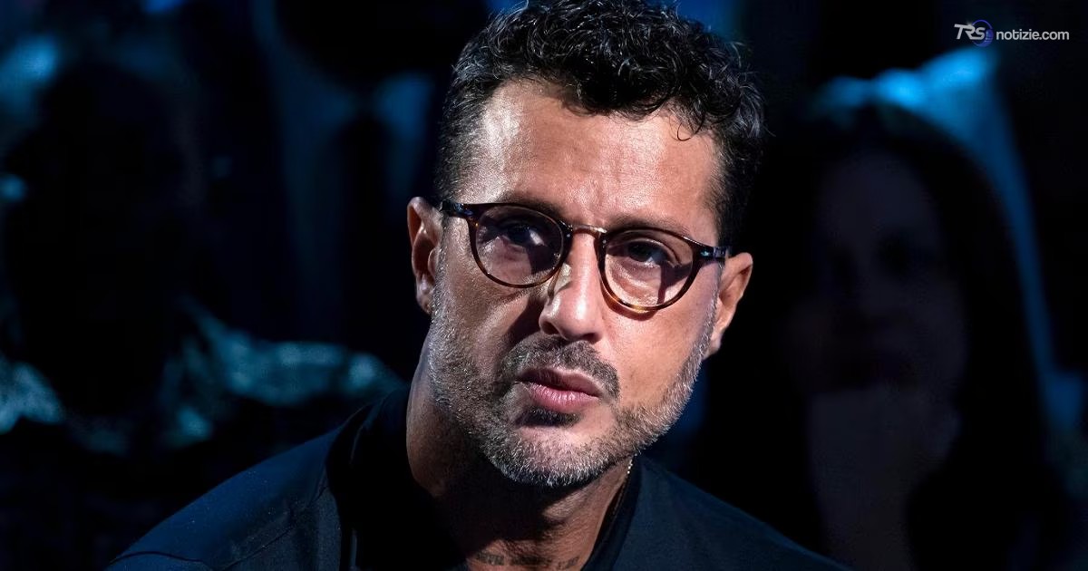 Fabrizio Corona aggredito e rapinato sotto casa sua a Milano, l’avvocato: “Parlavano calabrese”