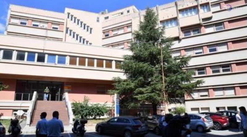 Bimbo cade da un palco, è grave