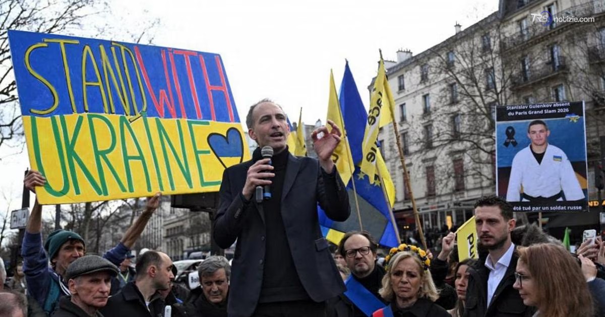 Francia, Glucksmann trionfa alle primarie socialdemocratiche: “Ora avanti fino all’Eliseo”