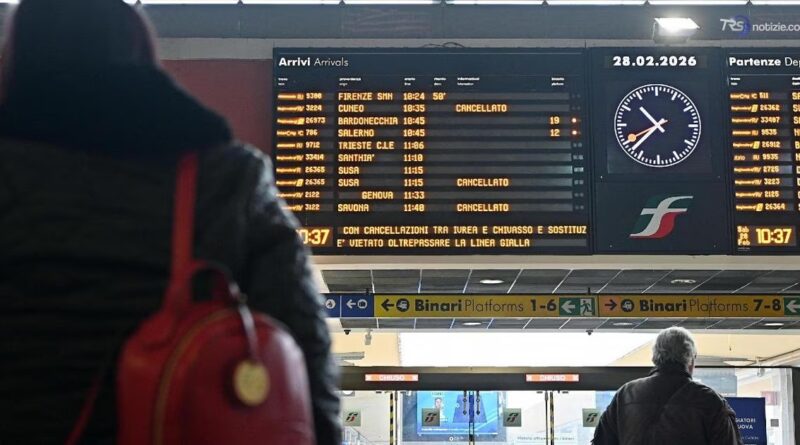 Scioperi, il primo grande stop di ottobre: treni, scuola e sanità a rischio