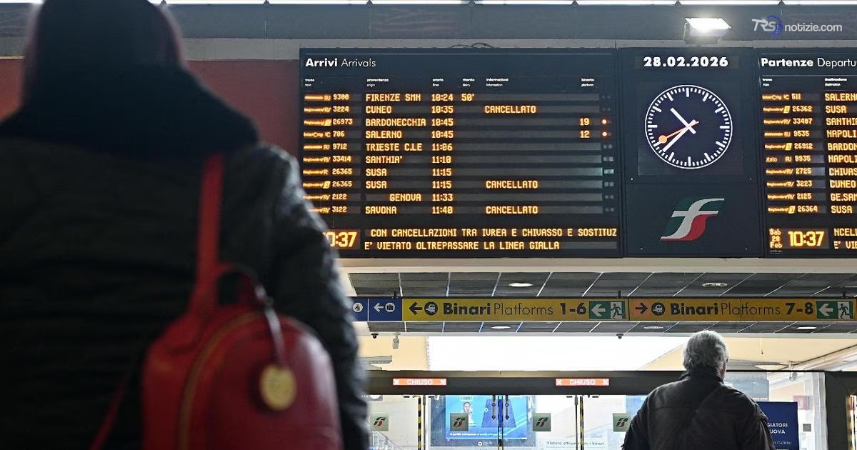 Scioperi, il primo grande stop di ottobre: treni, scuola e sanità a rischio