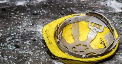 Precipita dal tetto, muore operaio 57enne