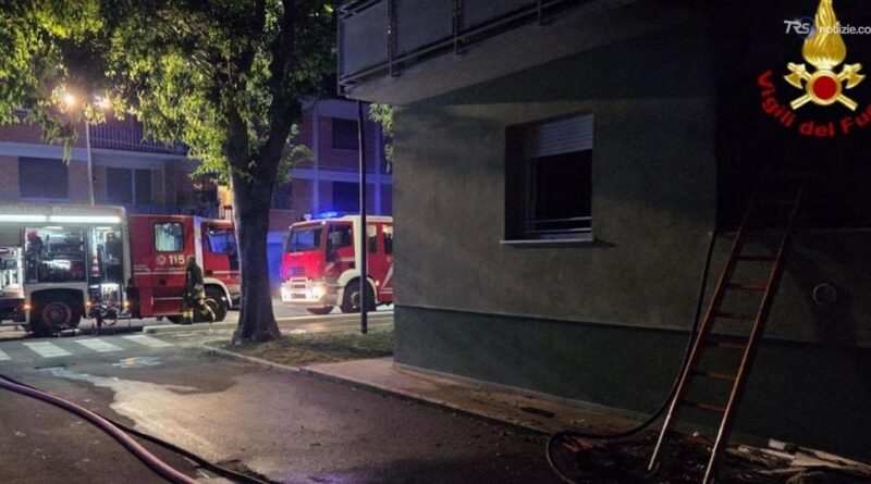 Vasto incendio in camping Peshiera del garda
