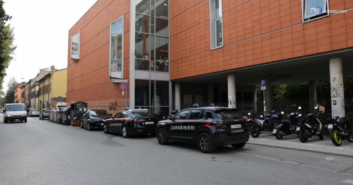 Aggressione con coltello al liceo Ariosto di Ferrara, arrestato un maggiorenne