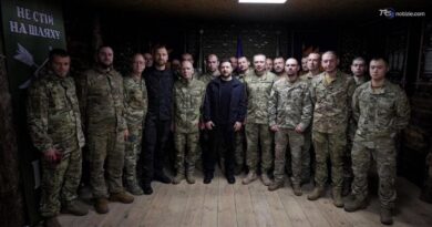 Zelensky visita i soldati al fronte, Zuppi a Mosca incontra i prigionieri di guerra ucraini