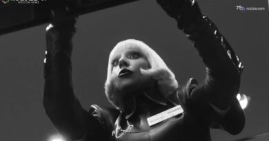 Lady Gaga dietro al bancone: in Giappone diventa commessa per FamilyMart