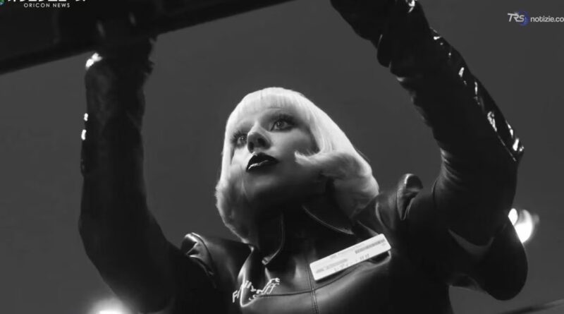 Lady Gaga dietro al bancone: in Giappone diventa commessa per FamilyMart