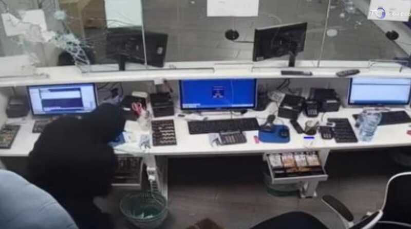Rapina con l'ascia in un centro scommesse: in manette due ventenni