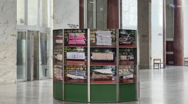 Sguardo fotografico sul monumento di carte del maxiprocesso
