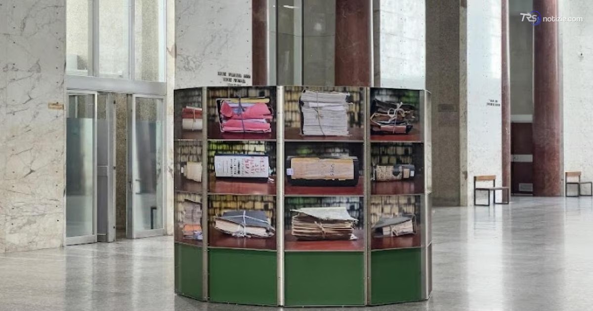 Sguardo fotografico sul monumento di carte del maxiprocesso