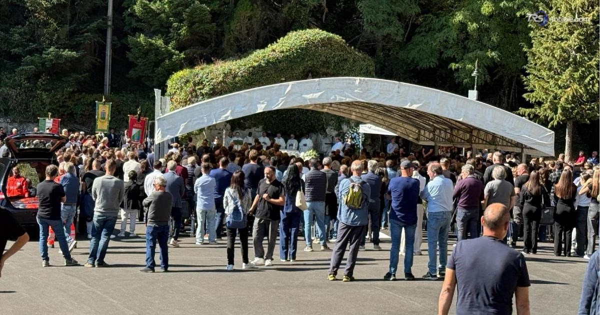 Oltre mille persone a Tottea per i funerali di Andrea Moretti, operaio morto in servizio al Colosseo