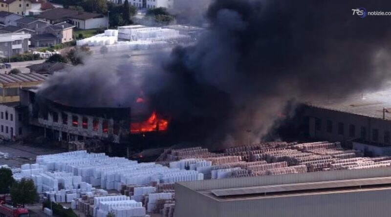 Incendio in un capannone nel Vicentino, le immagini dal drone
