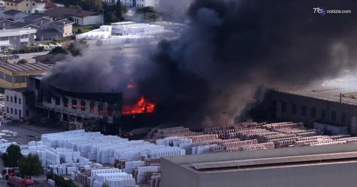 Incendio in un capannone nel Vicentino, le immagini dal drone