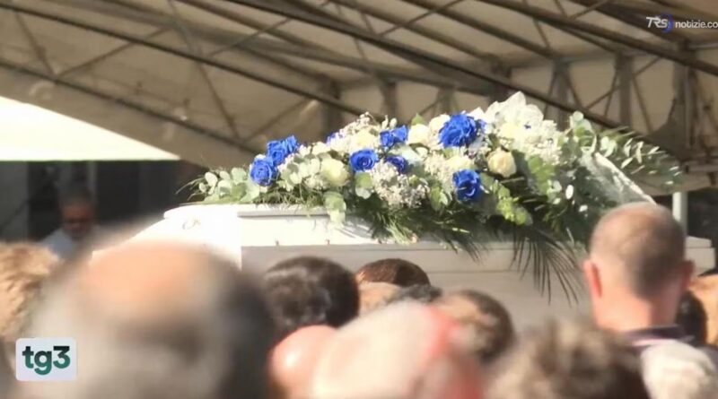 Operaio morto al Colosseo, folla ai funerali. Il grido del vescovo: "Il lavoro dia vita e non morte"