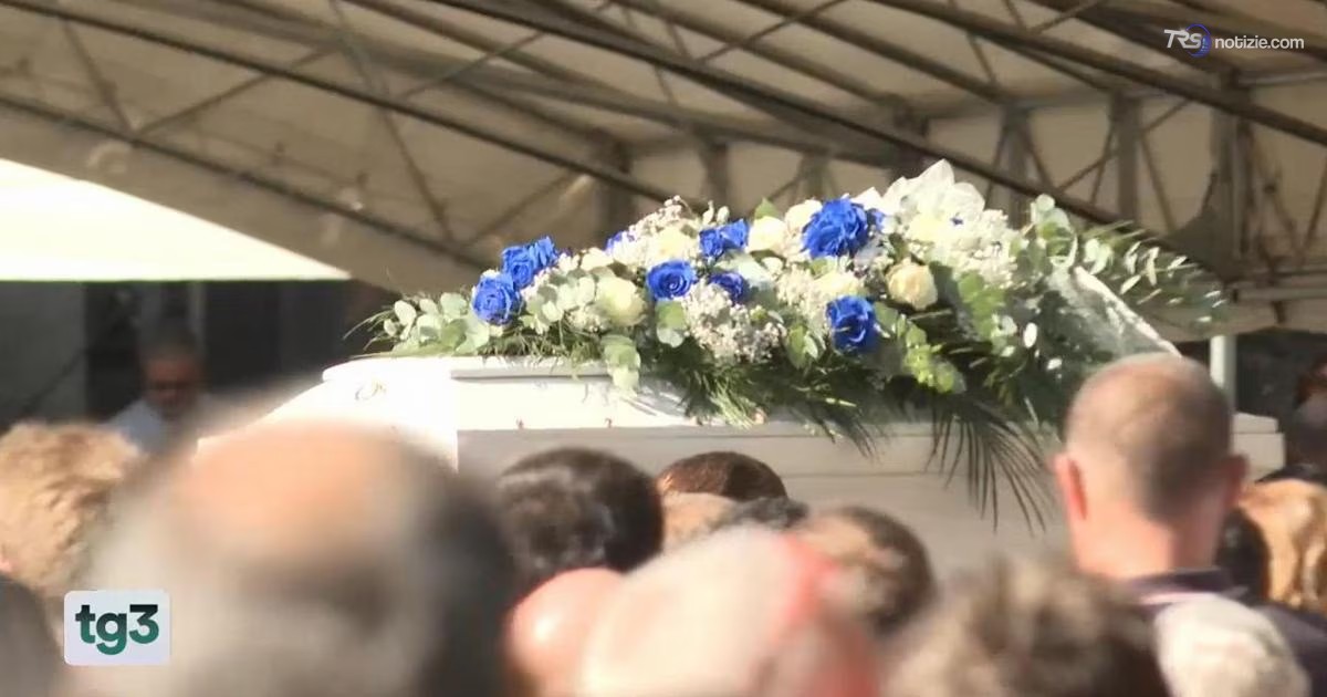 Operaio morto al Colosseo, folla ai funerali. Il grido del vescovo: “Il lavoro dia vita e non morte”
