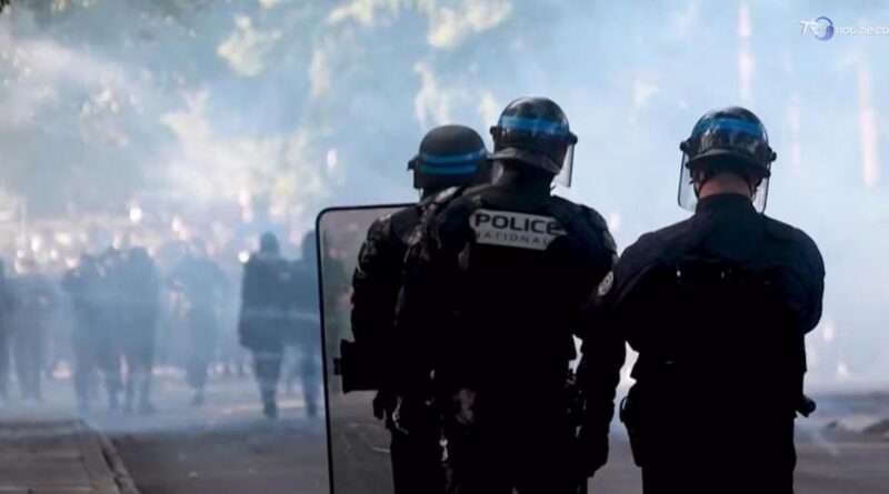 Scontri, fiamme, barricate: studenti in piazza in Francia