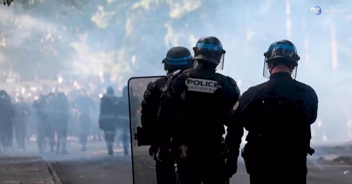 Scontri, fiamme, barricate: studenti in piazza in Francia