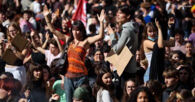 Parigi e le banlieue in fiamme: la rabbia degli studenti travolge la Francia