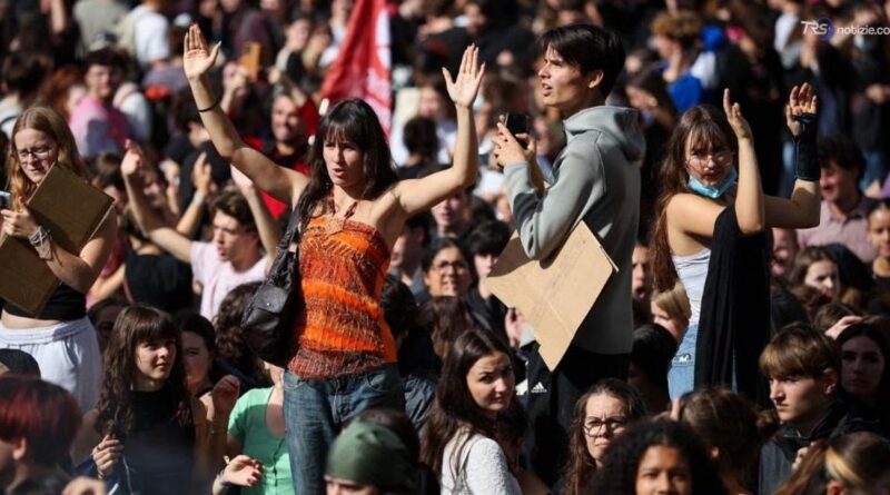 Parigi e le banlieue in fiamme: la rabbia degli studenti travolge la Francia
