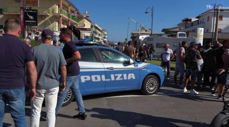 Caro-carburanti, ancora proteste in Calabria: presidio blocca traffico a Davoli Marina