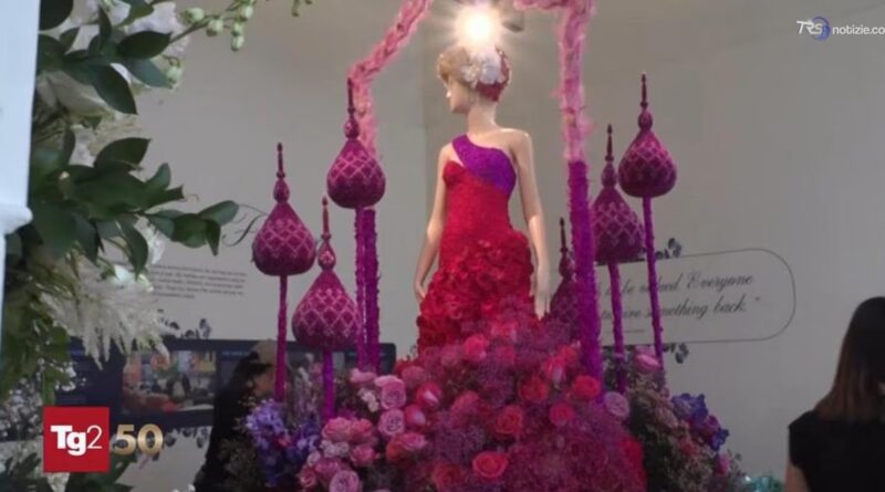 30 anni dalla morte di Lady Diana: a Londra i suoi abiti diventano sculture di fiori