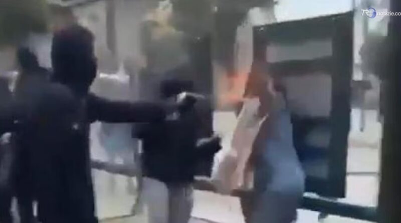 Gli scontri in Francia, il momento in cui un 15enne tenta di ustionare una donna a Marsiglia (VIDEO)