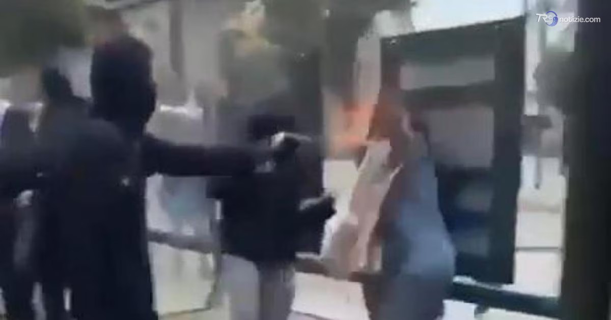 Gli scontri in Francia, il momento in cui un 15enne tenta di ustionare una donna a Marsiglia (VIDEO)