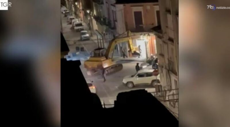 Sortino, l'indisturbato assalto a due bancomat nel centro del paese