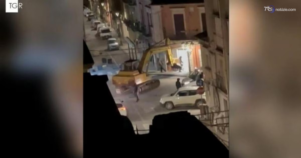 Sortino, l'indisturbato assalto a due bancomat nel centro del paese