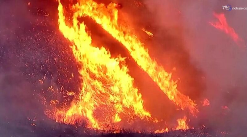 California, il Bouquet Fire divampa: le immagini aeree dell'incendio