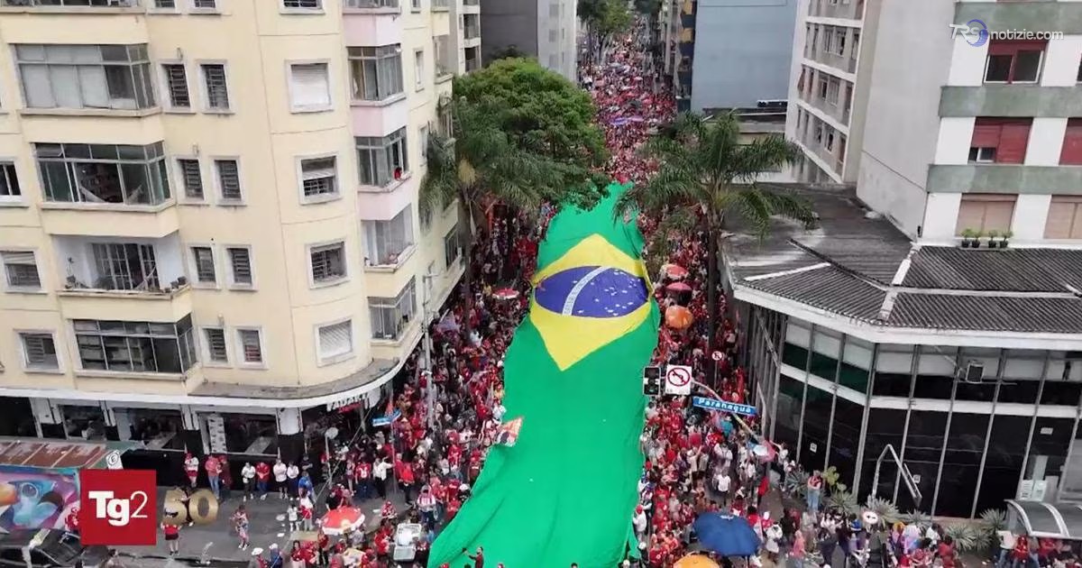 Urne aperte in Brasile per le elezioni presidenziali e legislative, sfida Lula-Bolsonaro