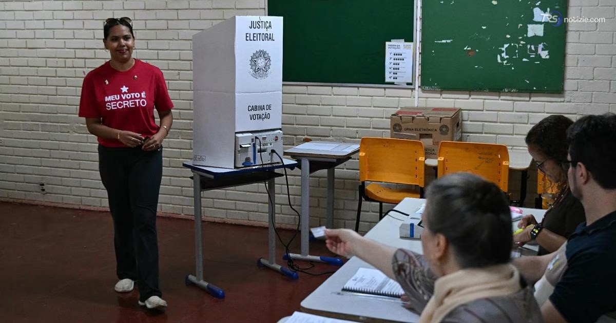 Aperti i seggi per le presidenziali in Brasile, è sfida Lula-Bolsonaro