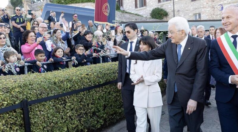Mattarella ad Assisi: "Il sole di San Francesco indichi la via della pace"