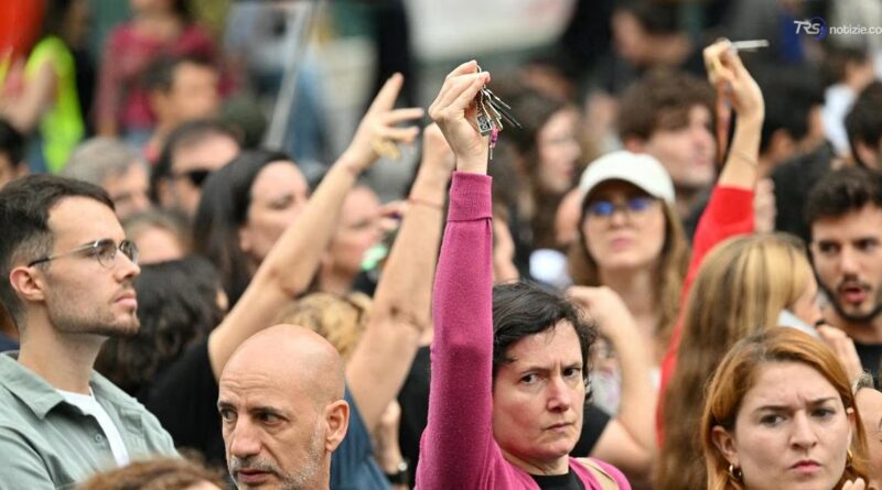 La Spagna in piazza per il diritto alla casa. E Sanchez pensa al voto anticipato