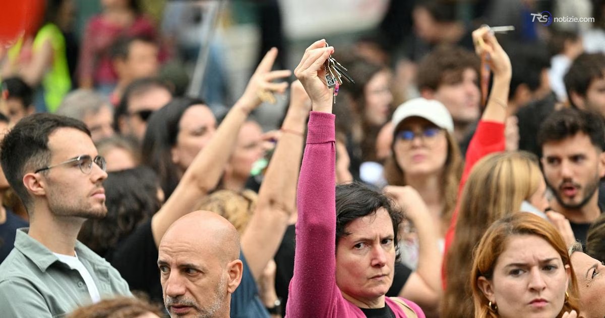 La Spagna in piazza per il diritto alla casa. E Sanchez pensa al voto anticipato