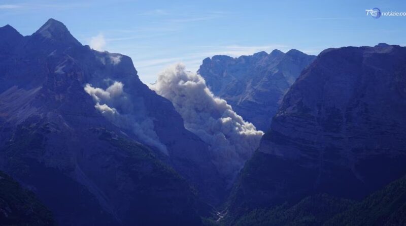 Cortina d'Ampezzo, il momento in cui un grosso costone di roccia si stacca dalla Tofana