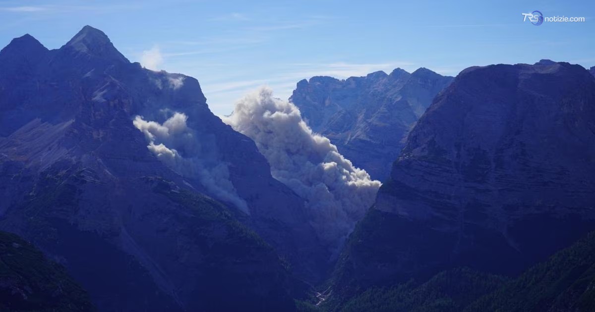 Cortina d'Ampezzo, il momento in cui un grosso costone di roccia si stacca dalla Tofana
