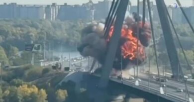 Kiev, drone russo colpisce il Ponte Nord: esplosione e fumo sul Dnipro