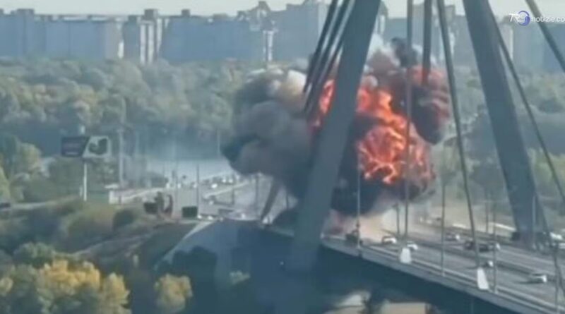 Kiev, drone russo colpisce il Ponte Nord: esplosione e fumo sul Dnipro
