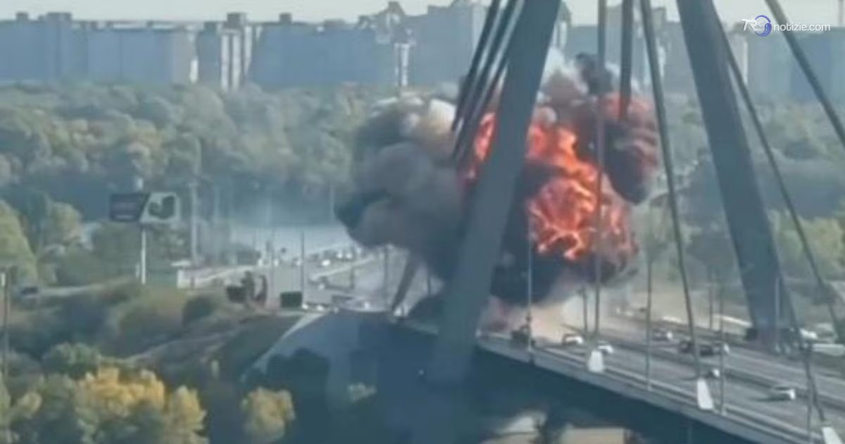 Kiev, drone russo colpisce il Ponte Nord: esplosione e fumo sul Dnipro
