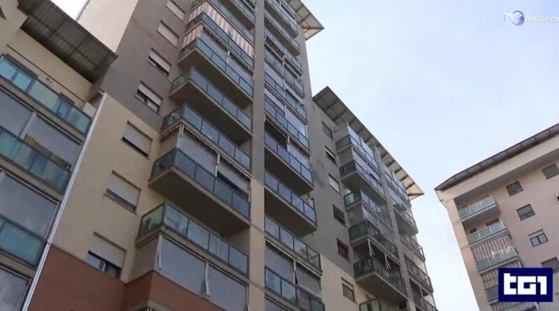 Dramma a Torino: tenta di strangolare la compagna e poi si lancia dal decimo piano